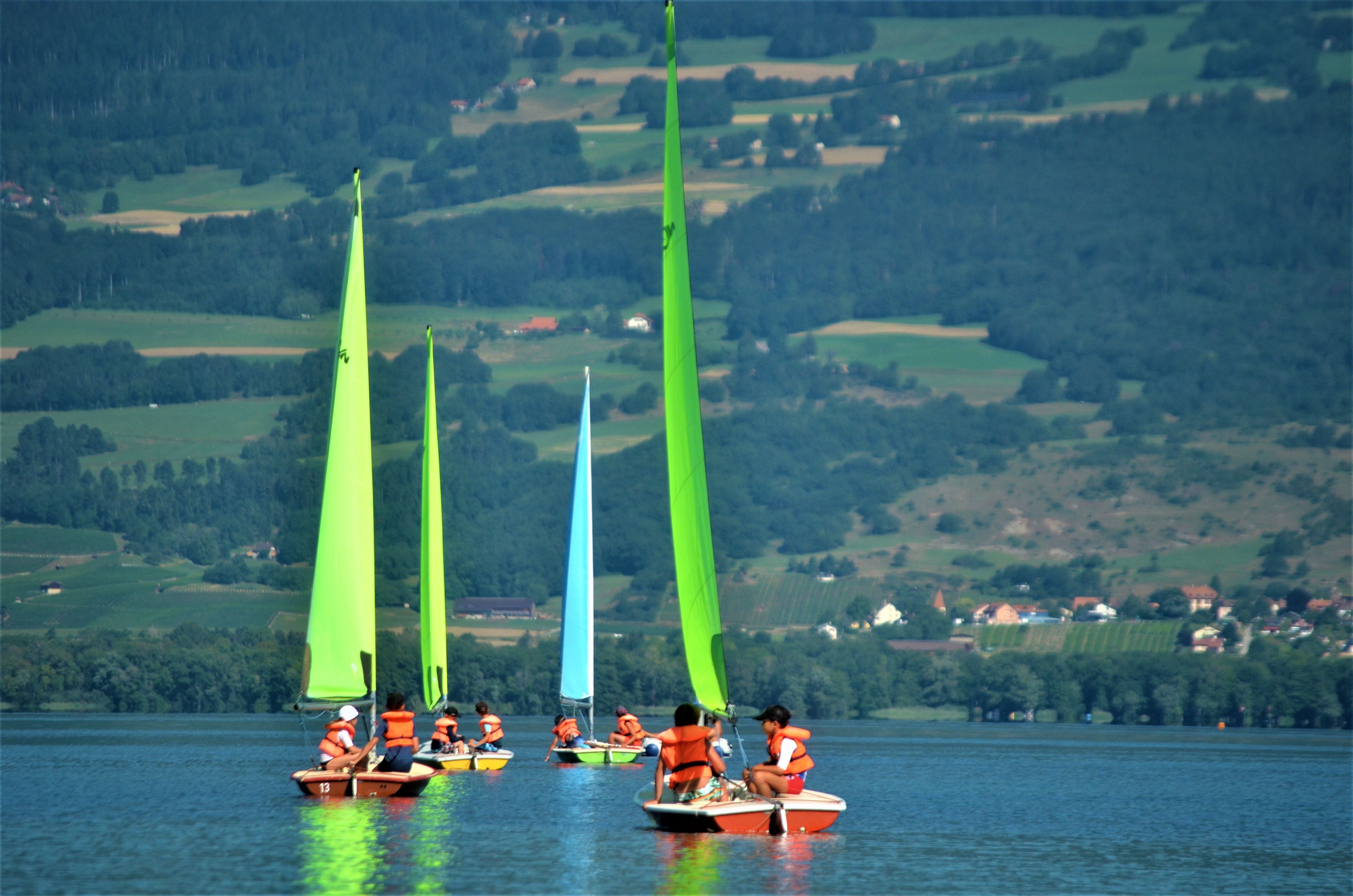 Camps d'été d'enfants, jeunes, initiation à la navigation sur bateau à voile