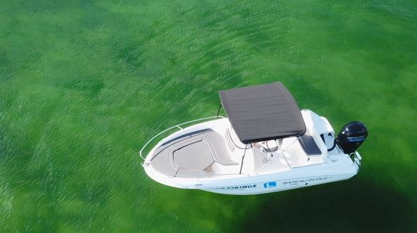location de bateau à moteur avec permis